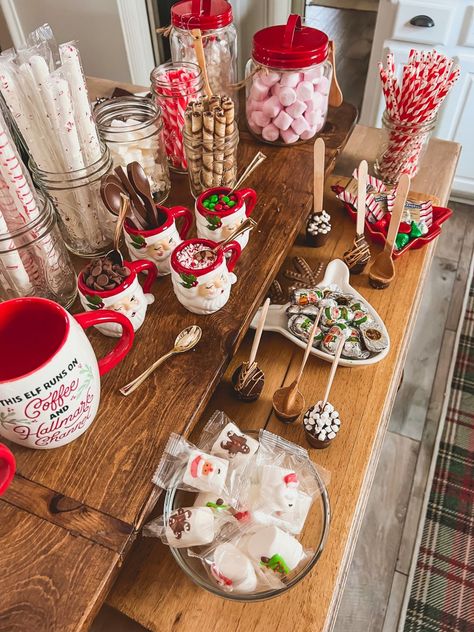 How to Create an Epic Hot Chocolate Bar - Bar Photoshoot, Christmas Hot Chocolate Bar, Crockpot Hot Chocolate, Diy Hot Chocolate, Chocolate Covered Pretzel Rods, Hot Chocolate Bar, Chocolate Spoons, Delicious Hot Chocolate, Cocoa Recipes