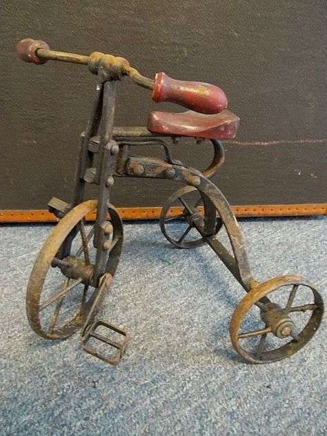 Deco Champetre, Antique Cast Iron, Vintage Bicycles, Tin Toys, Vintage Bikes, Antique Toys, Old Toys, Tricycle, Vintage Dolls