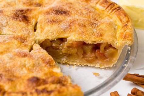 A traditional deep dish apple pie is the perfect finale to your holiday dinner Paula Deen Apple Pie, Deep Dish Apple Pie, Crumble Tart, Pie Dough Recipe, Paula Dean, Classic Apple Pie, Apple Pie Recipe, Apple Pies, Flaky Crust