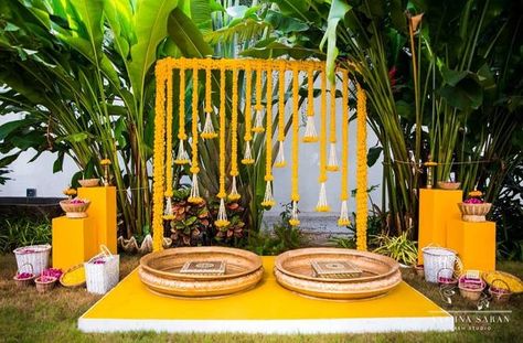 We’re Obsessed With These Sunshine-Themed Haldi Decor Ideas Leaf Decor Wedding, Haldi Decoration Ideas, Haldi Ceremony Decorations, Mehendi Decor Ideas, Haldi Decor, Wedding Decor Photos, Wedding Background Decoration, Wedding Entrance Decor, Desi Wedding Decor