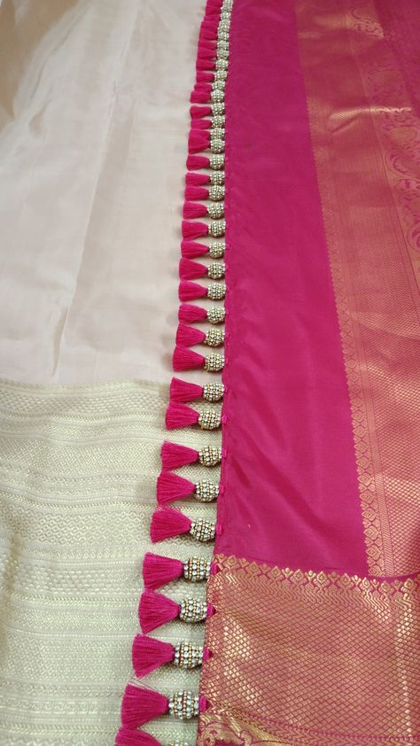 Saree Pallu Gonda Design, Saree Palu Hand Work, Sadi Latkan Design, Latkan Saree Pallu, Kuchi Design Saree, Kuchhu Design For Saree, Fancy Saree Kuchu Designs, Fancy Tassels For Saree, Tassel Design For Saree