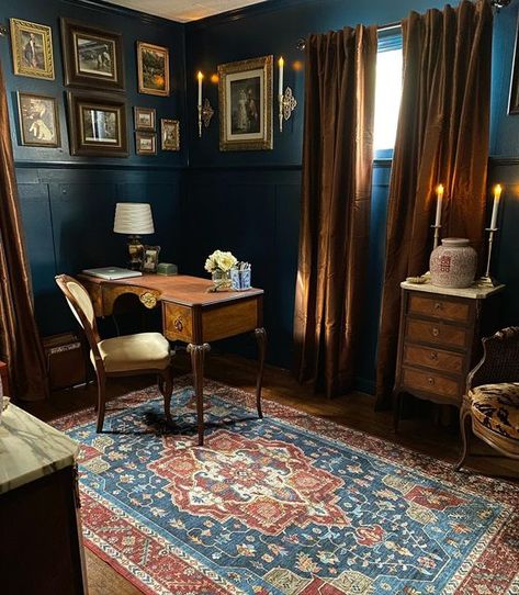 Dark Blue Study, Blue Dark Academia, Moody Walls, Baddie Bedroom Ideas, Moody Living Room, Urban Homes, Girly Apartment Decor, Beachy Room, Beautiful Office