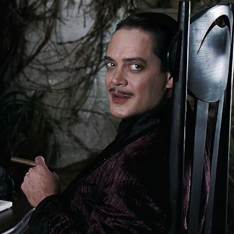 Gomez Addams 1991, Raul Julia, Morticia And Gomez Addams, Addams Family Movie, Gomez And Morticia, Addams Family Costumes, Gomez Addams, The Rocky Horror Picture Show, Real Parents