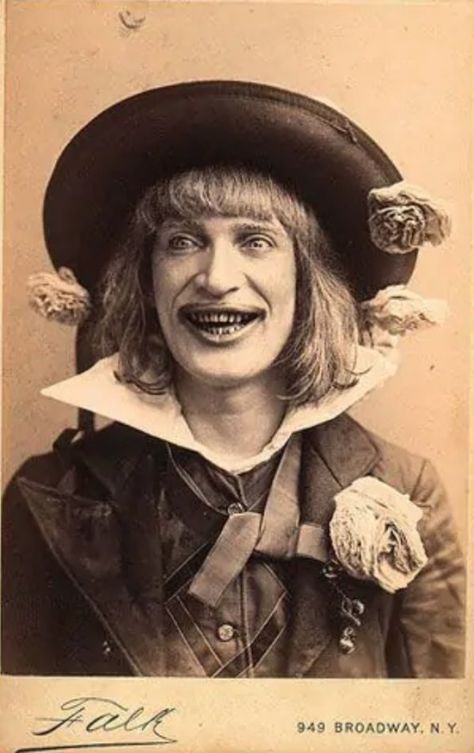 32 Of The Creepiest Pictures Ever Taken Vintage Bizarre, Creepy Old Photos, Images Terrifiantes, Pierrot Clown, Creepy Vintage, Creepy Photos, Vintage Halloween Costume, Creepy Pictures, Creepy Clown