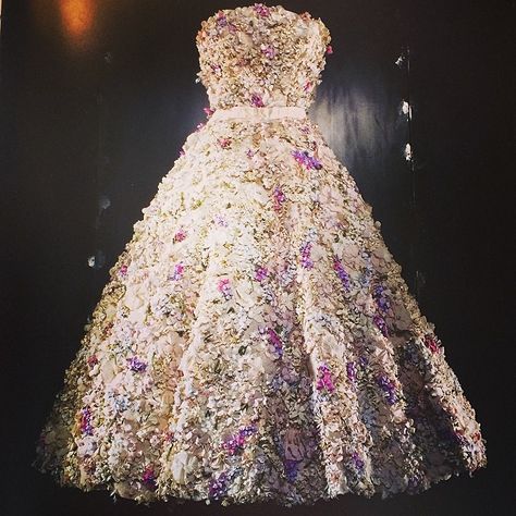 Divine @dior of the day. This dress from 1949 is embroidered with "mille-fleurs" is the epitome of spring.  Love. Love. Love. #dior #divinedresses White Organza Dress, Christian Dior Dress, Dior Dresses, Dior Fragrance, Collection Couture, Dior Dress, Dior Vintage, Dior Haute Couture, Couture Mode