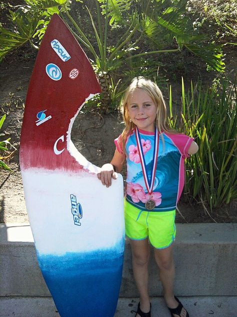 Mia last year as Bethany Hamilton, Soul Surfer.    The medal is to focus on who Bethany Hamilton is today: a true inspiration and great hero! Surfer Girl Halloween Costume, Surfer Girl Costume, Hamilton Halloween Costume, Surfer Costume, Hamilton Costume, Quick Halloween Costumes, Halloween Costumes For Work, Hamilton Quotes, Up Halloween Costumes