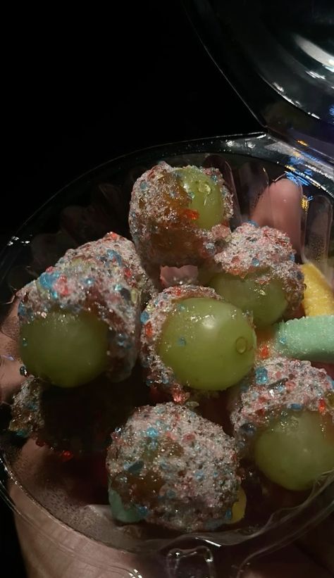 Grapes Candy, Candy Grapes, Fruit Grapes, Candy Fruit, Healthy Lunch Snacks, Junk Food Snacks, Food Babe, Candied Fruit, Food Therapy