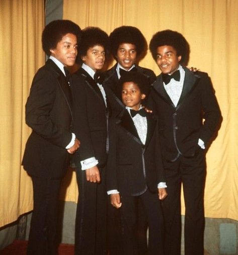 The Jackson brothers Michael Jackson Family, Jermaine Jackson, The Jackson Family, 1980s Music, The Jackson 5, 5 Outfits, Michael Love, Paris Jackson, Jackson Family