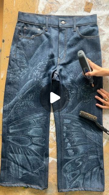 Old Denim Jeans Upcycle, Upcycle Denim Jeans Diy Projects, Jean Transformation Diy, Diy Demin, Custom Jeans Ideas, Recycled Denim Projects, Upcycle Denim Jeans, Denim Jeans Diy, Patched Jeans Diy