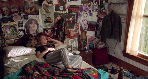 Sala Grunge, Movie Bedroom, Punk Room, 90s Room, 90s Bedroom, Grunge Bedroom, Retro Room, Messy Room, Grunge Room