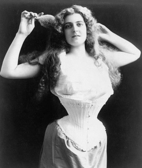 STYLISH TORTURE: This anonymous photograph from circa 1899 shows a woman wearing a rather extreme corset. It creates what is known as a “wasp waist,” making the waist as small as possible to emphasize the glamorized “hourglass” figure. Cinching the waist emphasizes the hips and breasts, thus creating a hyper-feminine body shape. Strange History, Edwardian Corsets, Isadora Duncan, Nadja Auermann, Moda Plus Size, Recycled Denim, Dyed Dress, Fashion Tips For Women, The New Yorker