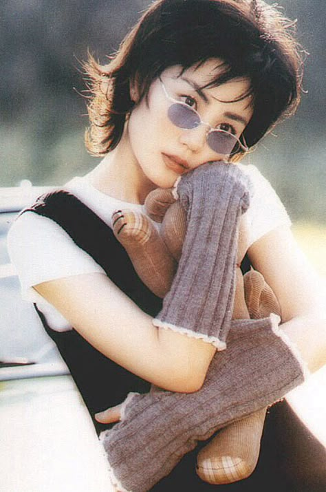 Faye Wong looking SPECtacular! Faye Wong, 일본 패션, Photographie Portrait Inspiration, Mia 3, Poses References, Grunge Goth, Pose Reference Photo, Grunge Hair, Mode Vintage