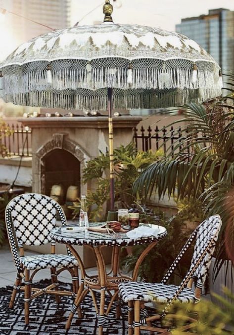 Farmhouse Garden Ideas, Bali Umbrella, Parasol Decor, Patio Swimming Pool, Painted Umbrella, Swimming Pool Garden, Riad Marrakech, Waterproof Patio, Charming Farmhouse