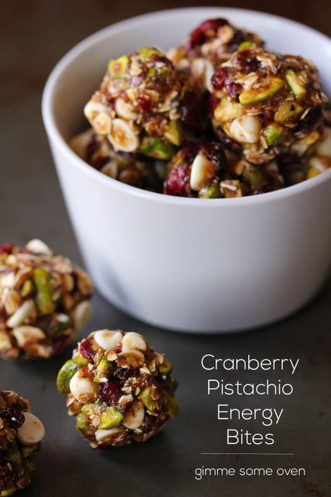 Cranberry Pistachio Energy Bites Recipe | gimmesomeoven.com Pistachio Energy Bites, Energy Bites Recipes, Cranberry Pistachio, Resep Diet, God Mat, Energy Bites, Healthy Sweets, Healthy Treats, Appetizer Snacks