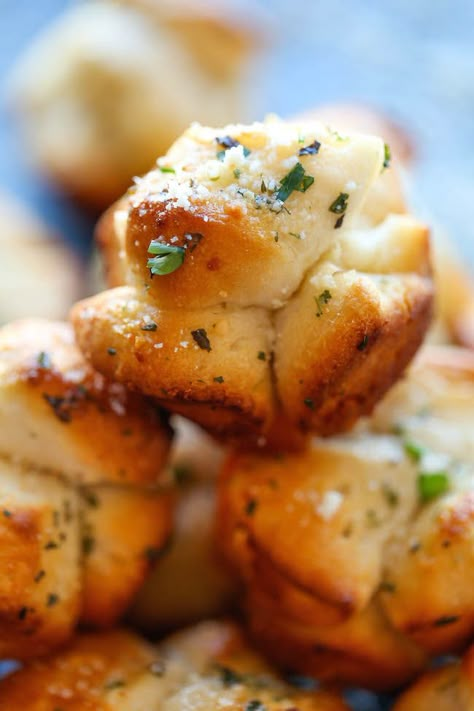 Mini Garlic Monkey Bread Garlic Monkey Bread, Best Mac N Cheese Recipe, Savory Pumpkin Recipes, Monkey Bread, Breads And Rolls, Snacks Für Party, Bread Rolls, Garlic Bread, Pumpkin Recipes