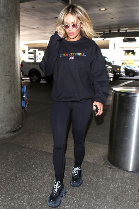 Sorry, But These Airport Outfits Always Make Me Cringe Airport Outfit Leggings, Airport Outfit Winter, Airport Attire, Cute Airport Outfit, Things To Wear, Airport Outfits, Side Pants, Travel Clothes Women, Shirts For Leggings