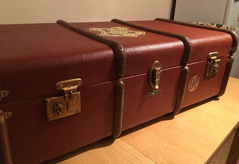 Harry Potter Hogwarts trunk Hogwarts Trunk Aesthetic, Hogwarts Suitcase, Gryffindor Trunk, Hogwarts Luggage, Harry Potter Luggage Cart, Harry Potter Suitcase, Harry Potter Suitcase Trunks, Hogwarts School Supplies, Hogwarts Trunk