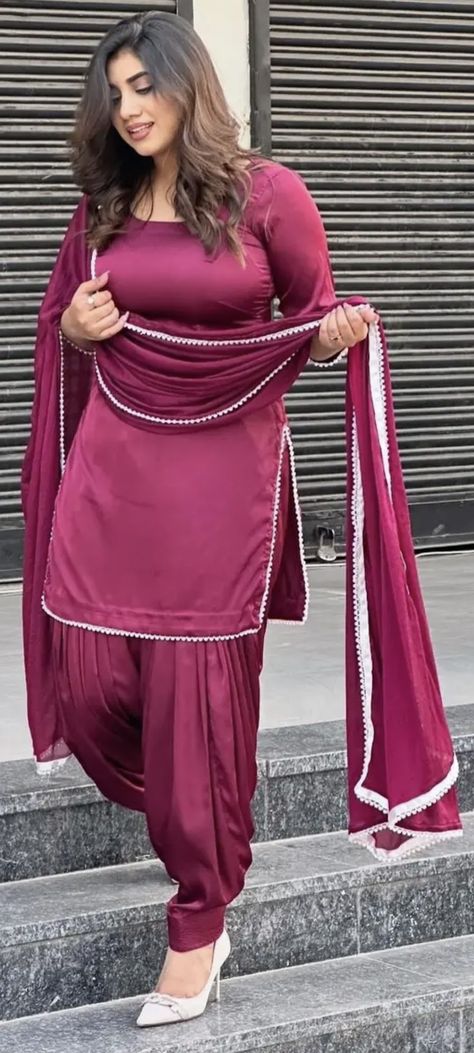 Plus Size Desi Outfits, Panjabi Dress, Simple Suits, Patiala Dress, Patiyala Dress, Salwar Pattern, Inpirational Quotes, Pakistani Fashion Party Wear, Beautiful Pakistani Dresses