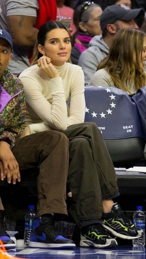 Celebrity Paparazzi Pictures, Celebrities At Basketball Games, Kardashian Paparazzi, Nba Wife Aesthetic, Celebrities Paparazzi, Paparazzi Aesthetic, Nba Wife, Basketball Game Outfit Women, Kendall Jenner Casual