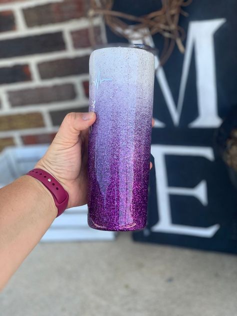 Tumbler Business, Resin Cups, Cabin Weekend, Ombré Glitter, Tumbler Inspiration, Epoxy Projects, Glitter Car, Epoxy Cups, Glitter Yeti