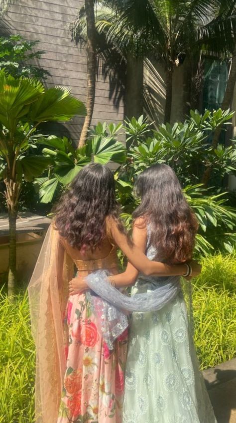 Poses With Best Friend In Lehenga, Pic Inspo With Bestie, Lehanga Photo Poses With Friends, Lehenga Poses With Bestie, Poses For Besties In Traditional, Best Friends Poses In Traditional, Wedding Poses Indian Friends, Pose Ideas For Four People, Traditional Dresses Poses With Friends