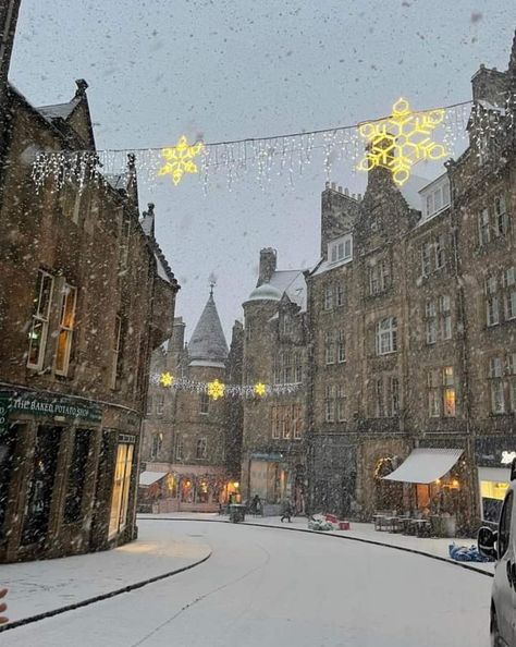 Christmas Aesthetic Edinburgh, Christmas In Edinburgh Scotland, Edinburgh Winter Aesthetic, Christmas In Scotland Aesthetic, Scotland Astethic, Edinburgh Scotland University, Winter In Edinburgh, Scotland Winter Aesthetic, Edinburgh Fall Aesthetic