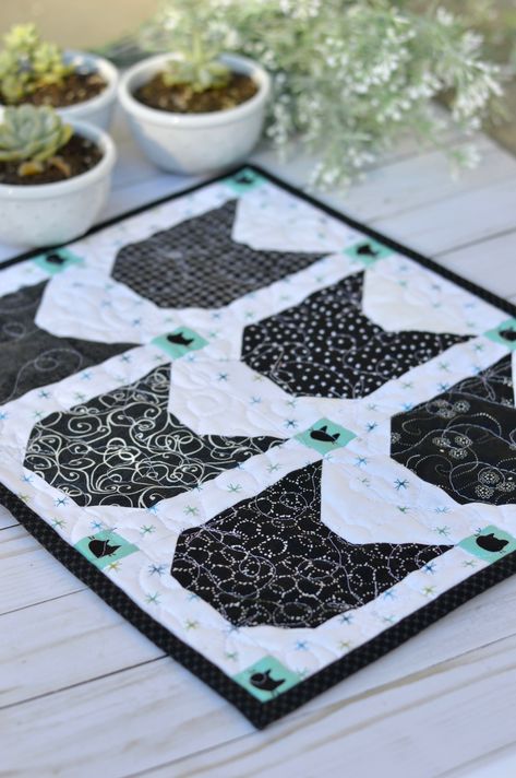 Cat Head Quilt Block Mini Quilt Cat Table Runner, Cat Head Quilt Block, Cat Quilt Patterns Templates, Free Cat Quilt Block Pattern, Cat Quilt Blocks, Cat Quilts Ideas, Cat Quilt Patterns Free, Cat Quilt Block Pattern Free, Bat Quilt Block