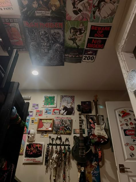 Punk Aesthetic Bedroom, Punk Rock Room Ideas, Metalhead Room Aesthetic, Metalhead Bedroom Aesthetic, Metalhead Bedroom Ideas, 80s Metal Room, Metal Room Aesthetic, Grunge Messy Room, 2000s Grunge Room