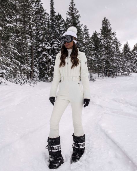 Spring Skiing Outfit, White Ski Outfit, Winter Ski Fashion, Womens Ski Outfits, Ski Outfit For Women, Ski Trip Outfit, Mia Mia Mine, Sporty Street Style, Mia Mia