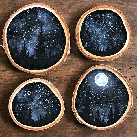 Wooden Painting Ideas, Wood Slice Art, Wood Slice Crafts, Wood Painting Art, Wood Burning Art, Wood Slice Ornament, Christmas Drawing, Wood Slices, Wood Ornaments