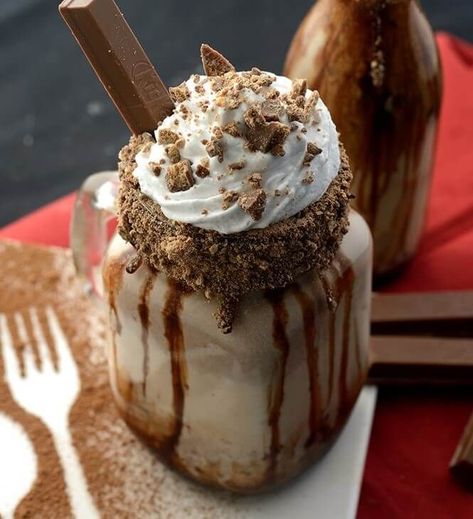 Kit Kat Milkshake Recipe, Kit Kat Shake Recipe, Kitkat Milkshake Recipe, Delicious Milkshakes Recipes, Kit Kat Milkshake, Kitkat Shake Recipe, Kit Kat Shake, Kitkat Milkshake, Kitkat Ice Cream