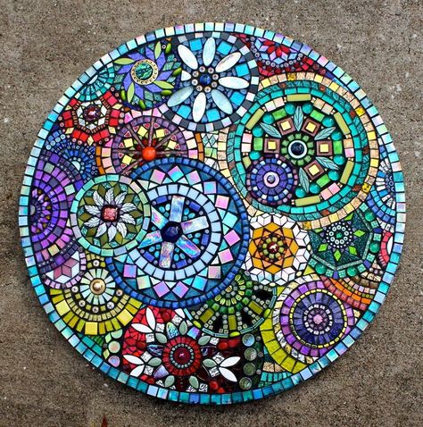 Mosaic Round Table, Table Top Designs, Free Mosaic Patterns, Easy Mosaic, Plum Art, Mosaic Tables, Mosaic Art Diy, Mosaic Tile Designs, Mosaic Table Top