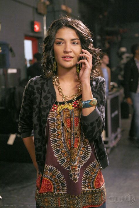 Jessica Szohr as Vanessa Abrams "Woman on the Verge" Vanessa Gossip Girl, Gossip Girl Vanessa, Vanessa Abrams, Mode Gossip Girl, Jessica Szohr, Gossip Girl Outfits, Gossip Girl Fashion, Y2k Boho, Best Outfits