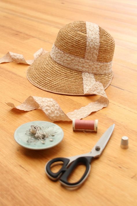 How to make a Regency bonnet from a straw hat - Megan Nielsen Patterns Blog Regency Bonnet, Bonnet Pattern, Diy Tote, Regency Fashion, Elizabeth Bennet, Cedar City, Modern Clothes, Floral Ribbon, Like Someone