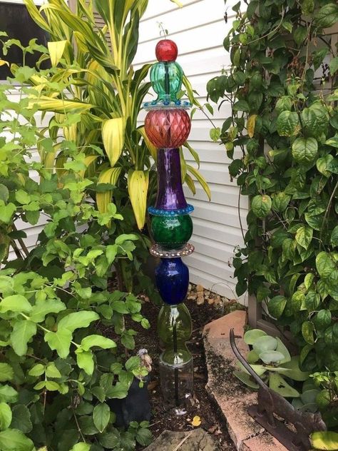 can use rebarb as pole instead of a shepards hook. she used jb weld and liquid nail to attach glass marbles to plates. Keyhole Garden, Garden Totem, Garden Globes, Garden Totems, Garden Poles, Garden Junk, Glass Garden Art, Have Inspiration, Glass Garden