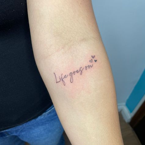 Minha primeira tattoo, em Homenagem ao BTS 💜 Bts Lyrics Tattoo Ideas, Bts 00:00 Tattoo, Bts Army Tattoo, Jimin Tattoo Ideas, Jungkook Tattoo Ideas, Bangtan Tattoo Ideas, Blink Tattoo, Life Goes On Tattoo, Bts Tattoo Ideas