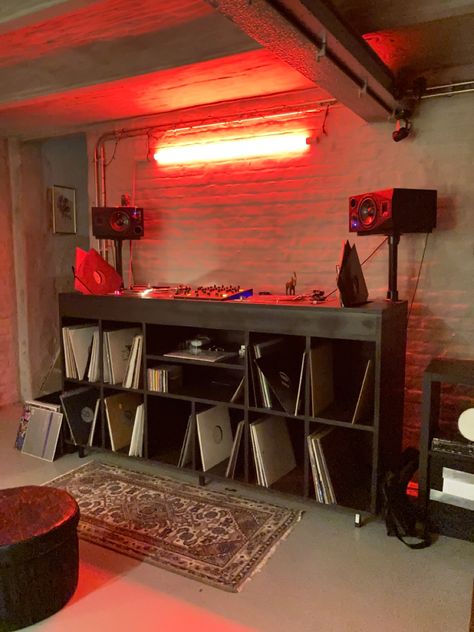 Basement Dj Setup, Dj Booth In Living Room, Dj Set Up Living Room, Punk Studio Apartment, Vinyl Setup Living Room, Bedroom Dj Setup, Home Dj Studio, Dj Set Up Home, Vinyl Dj Setup