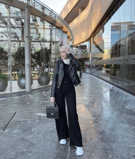 Edgy Hijab Outfits, Soiree Outfit Hijab, Outer Hijab Outfits, Hijab Fashion Outfits, Outfit Konser, London Ootd, Style Hijab Casual, Black Jacket Outfit, College Ootd