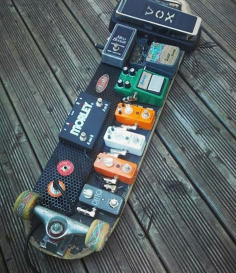 Bass Guitar Pedal Board, Pedal Board Guitar, Diy Guitar Pedal Boards, Skateboard Pedalboard, Pedal Board Diy, Pedalboard Ideas, Diy Pedalboard, Guitar Pedal Board, Guitar Pedal Boards