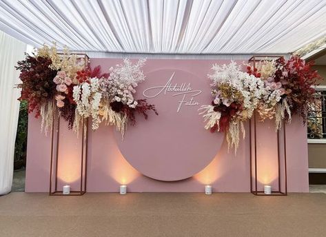 Simple Outdoor Engagement Decor, Indoor Backdrop Wedding, No Balloon Backdrop Ideas, Cool Backdrop Ideas, Elegant Wedding Backdrop Receptions, Outdoor Engagement Decorations, Blush Pink Backdrop, Engagement Backdrop Ideas, Dekor Lamaran