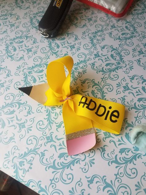 Pencil Bows Diy, School Hair Bows Diy, Back To School Hairbows, Back To School Bows, Hairbow Ideas, School Bows, School Hair Bows, Crafty Mom, Diy Back To School