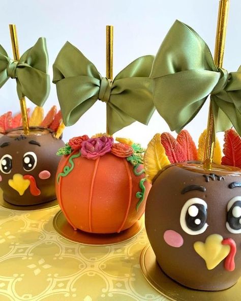 Fall Themed Caramel Apples, Thanksgiving Caramel Apples Ideas, Thanksgiving Carmel Apples, Pumpkin Candy Apples, Turkey Caramel Apples, Thanksgiving Caramel Apples, Holiday Candy Apples, Fall Candy Apple Ideas, Caramel Apple Decorating Ideas