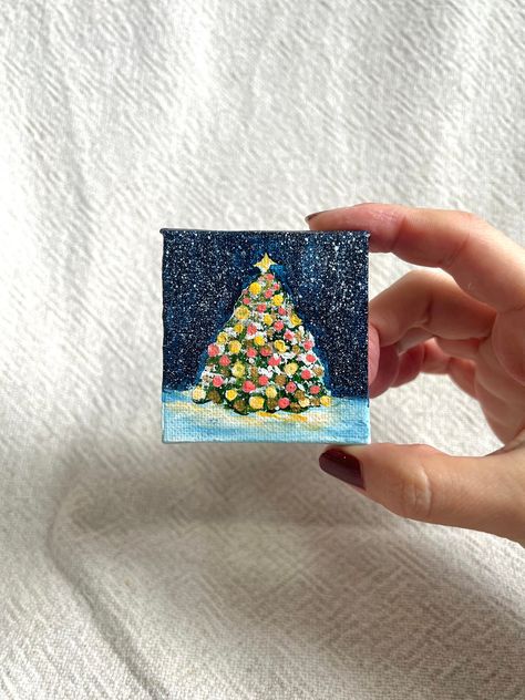 Cute Winter Paintings On Canvas Easy, Easy Small Christmas Painting, Paintings For Christmas Gifts, Tiny Canvas Christmas Paintings, Mini Canvas Art Winter, Christmas Mini Canvas Ideas, Christmas Small Canvas Paintings, Cute Tiny Painting Ideas, Miniature Canvas Painting Ideas