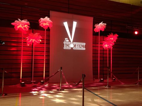 Red carpet with feather trees Red Carpet Party Decorations, Red Carpet Birthday Party, Red Carpet Sweet 16, Red Carpet Theme Party, Red Carpet Birthday, Deco Cinema, Red Carpet Entrance, Red Carpet Theme, Hollywood Birthday