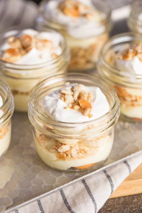 This truly is the Best Ever Banana Pudding recipe! Such a sweet little make ahead treat that is comfort food to the max! Best Ever Banana Pudding, Nana Pudding, Pie Jars, Low Fat Dessert Recipes, Low Fat Dessert, Jar Desserts, Mason Jar Desserts, Mason Jar Recipes, Cake Banana