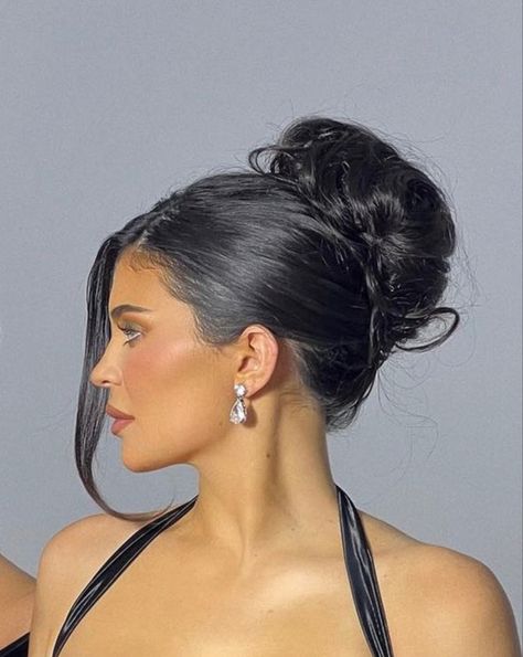 Kylie Updo, Kylie Jenner Updo Hairstyles, Updo With Side Part, Kylie Jenner Hair Updo, Kylie Jenner Updo, Updo Side Part, 90s Updo, Red Carpet Hair, Bridesmaid Hair Makeup