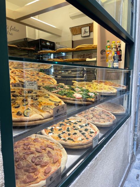 pizza slices italy venice delicious food aesthetic Pizza Shop Aesthetic, Pizzaria Aesthetic, Pizza Shop Design, Pizzeria Aesthetic, Papas Games, Pizza Stand, Pizza Display, Pizza Italy, Pizza Store