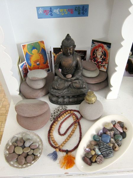 Buddha Altar, Arte Ganesha, Buddhist Decor, Crystals Healing Grids, Spiritual Altar, Zen Garden Design, Meditation Room Decor, Healing Room, Buddhist Altar