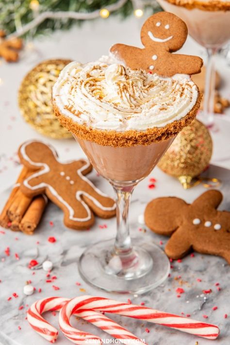 Martini Holiday Drinks, Gingerbread Alcoholic Drinks, Gingerbread Espresso Martini, Gingerbread Drinks Alcohol, Gingerbread Cocktail Recipes, Christmas 2033, Gingerbread Drink, Gingerbread Cocktail, Gingerbread Martini Recipe