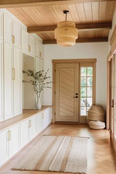 Entryway Decor Ideas, Home Entryway, Home Hall Design, Mudroom Design, Warm Decor, Casa Vintage, Home Entrance Decor, Hall Design, House Entrance